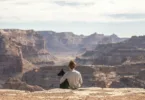 Eine junge Frau verbringt ihren Urlaub mit Hund