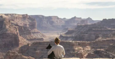 Eine junge Frau verbringt ihren Urlaub mit Hund